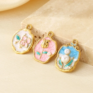 Pendentifs vintage français plaqués or 18K avec fleurs en émail et perles