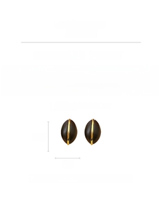 Dettaglio di orecchini ovali in legno e rame con dimensioni di 3,2 cm x 2 cm