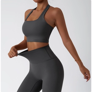 Vue détaillée du tissu extensible montrant l'élasticité de l'ensemble de yoga gris foncé