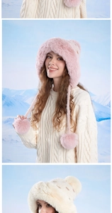 Dettaglio di un cappello invernale con bordo in ecopelliccia e cinturini con pompon morbidi