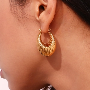 Fashionable 18K gold-plated stainless steel hollow oval earrings with textured grid pattern
