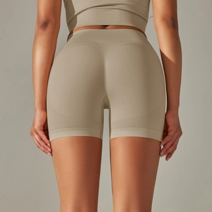 Gros plan sur le short de yoga sans couture à taille haute avec effet push-up en kaki