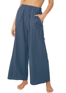 Détail de la taille élastique et de la poche sur le pantalon large en lin bleu
