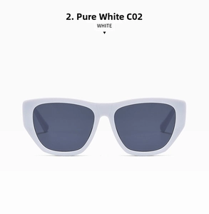 Gros plan sur les lunettes de soleil carrées blanc uni avec verres gris foncé C02