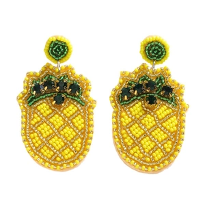 Detailansicht handgefertigter Ananas-Ohrringe mit Perlen und funkelnden grünen Kristallen