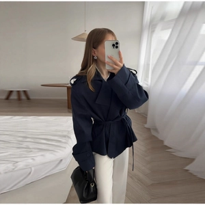 Trench corto blu navy da donna con cintura in vita e colletto classico elegante
