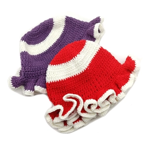 Cappelli a secchiello in maglia fatti a mano viola e rossi con bordi a balze a righe