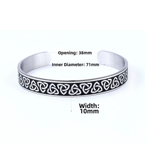 Détail du motif de nœud celtique sur un bracelet jonc en acier inoxydable de 10 mm