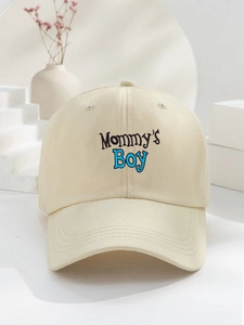 Detail der beigen Baseballkappe mit Mommy's Boy Text auf minimalistischem Display
