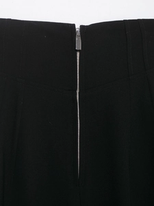 Makroaufnahme von schwarzem Stoff mit einem robusten silbernen Metallreißverschluss-Detail