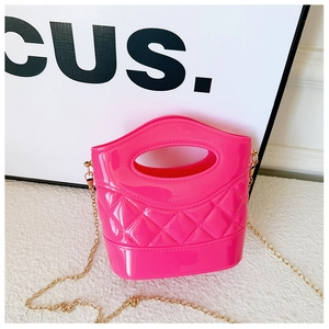 Dettaglio mini borsa a secchiello rosa con trama trapuntata e tracolla a catena dorata