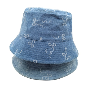Chapeau bob en denim bleu clair avec nœuds brodés argentés pour femme style élégant