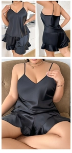 Detail eines schwarzen Satin-Camisole-Sets mit V-Ausschnitt und Rüschen am Saum