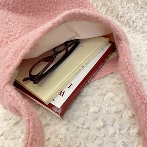 Vue intérieure du sac seau en peluche rose avec fermeture magnétique et capacité