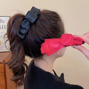 Détails de pinces à cheveux élégantes en tissu avec perles et plis multicouches