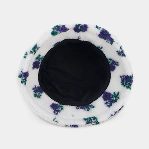 Gros plan du bob en polaire blanche avec motifs floraux et doublure intérieure noire