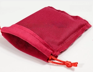 Dettaglio del sacchetto portagioie in velluto rosso con fodera interna in rete di poliestere