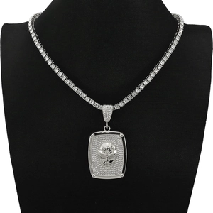 Detail der silbernen Totenkopf-Halskette mit Zirkoniasteinen und Tennis-Kette
