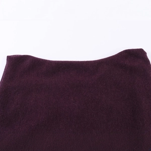 Pull en maille à épaules dénudées violet foncé avec texture de laine douce de qualité