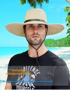 Détail d'un chapeau de paille homme à large bord avec mentonnière tressée et boucle en bois