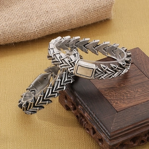 Detailansicht des Vintage-316L-Edelstahl-Pfeilarmbands mit industriellem Kiel-Design