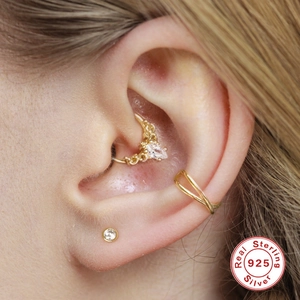 Detailweergave van een 925 sterling zilveren gouden piercing set met steen en oormanchet