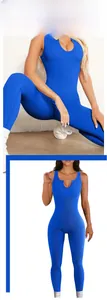 Gros plan sur le body en maille côtelée bleu foncé avec col en U et sans manches
