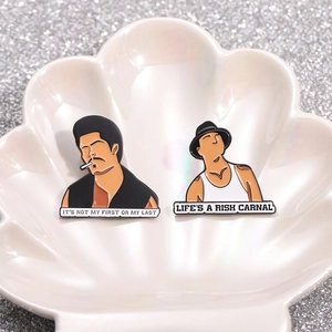 Set di due spille in smalto con i personaggi Paco e Miklo su un vassoio in ceramica