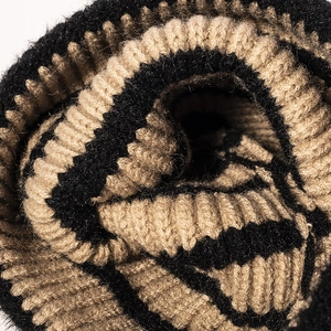 Berretto in maglia a righe nero e cammello con spessa trama a coste per l'inverno