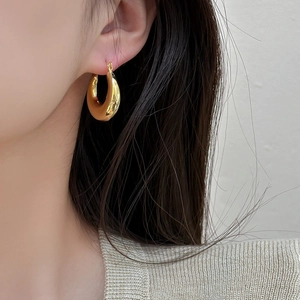 Minimalist thick gold round C-shaped metal hoop earrings for women stylish daily wear