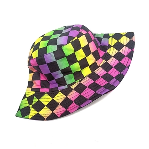 Chapeau bob à damier coloré dégradé avec coutures renforcées et motif arc-en-ciel