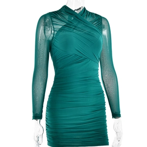 Détail du tissu en maille froncée verte d'une robe mini moulante à manches longues