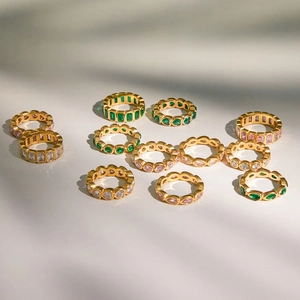 Groupe de bagues en acier doré serties de zircons colorés en forme de cœur et ronds