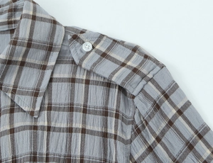 Nahaufnahme von Karohemd-Kleid Kragen mit Schulterklappen und Baumwoll-Leinen-Struktur