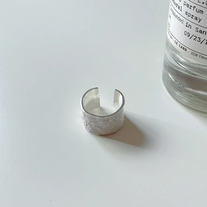 Detail of 925 silver adjustable ring featuring a textured metal mesh surface and minimalist style