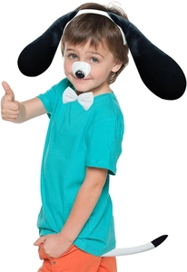 Gros plan d'un enfant portant un kit de déguisement chien avec oreilles, nœud et queue