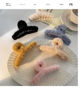 Detailset aus sechs Plüsch-Haarklammern in verschiedenen Farben für das Winterstyling