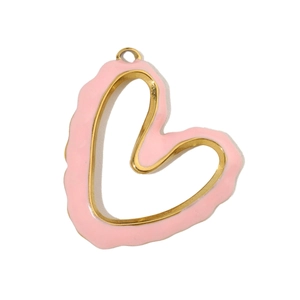 Détail d'un pendentif cœur doré avec émail rose et centre évidé pour les colliers