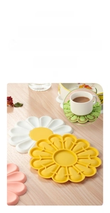 Macro detail of daisy floral silicone mat with 3D petal design for heat insulation