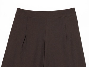 Dettaglio vita di pantaloncini in twill marrone con cuciture precise e doppie pieghe