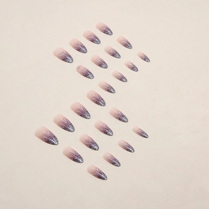 Faux ongles amande avec motif de flamme violette dégradée et paillettes argentées