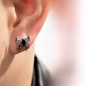 Détail de boucle d'oreille araignée gothique avec gemme noire et fini argent vieilli