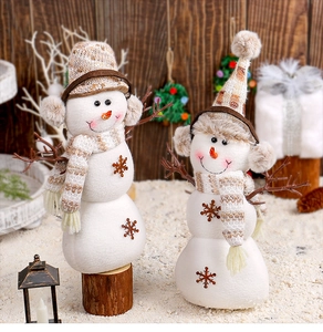 Détail de deux bonshommes de neige en tissu avec écharpes à carreaux et flocons
