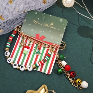 Détail du bracelet de Noël avec cloches colorées et flocons sur carte cadeau festive