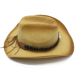 Detail eines Stroh-Cowboyhuts mit Ethno-Musterband und braunem Leder-Kordelzug