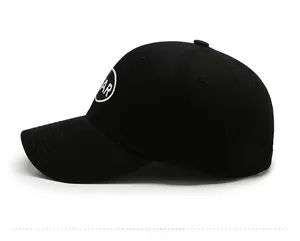 Vista laterale del cappellino da baseball nero in cotone con ricamo AR e cuciture