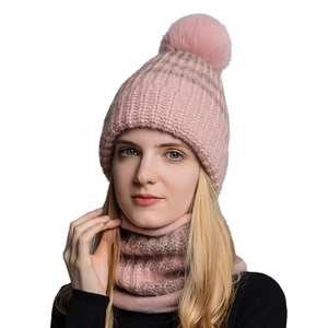 Set berretto e sciarpa in maglia rosa da donna con grande pompon in ecopelliccia finta