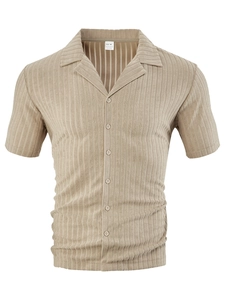 Détail d'une chemise homme kaki montrant la texture tricotée verticale du tissu