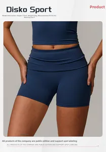 Détail du short de yoga bleu marine à taille haute avec les mensurations du mannequin