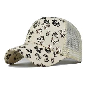 Détail de la casquette trucker léopard avec finition dorée et maille arrière respirante